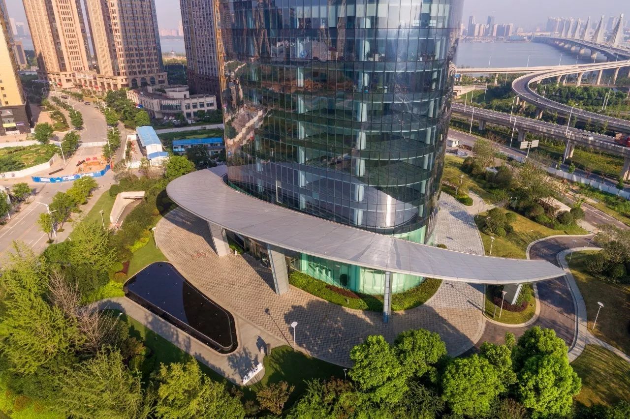 南昌新力中心塔楼直接落地，无裙房
