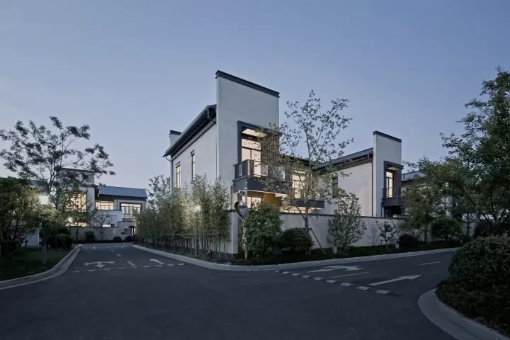 院内景观对公共区域可见，但并不滋扰使用者的私密需要