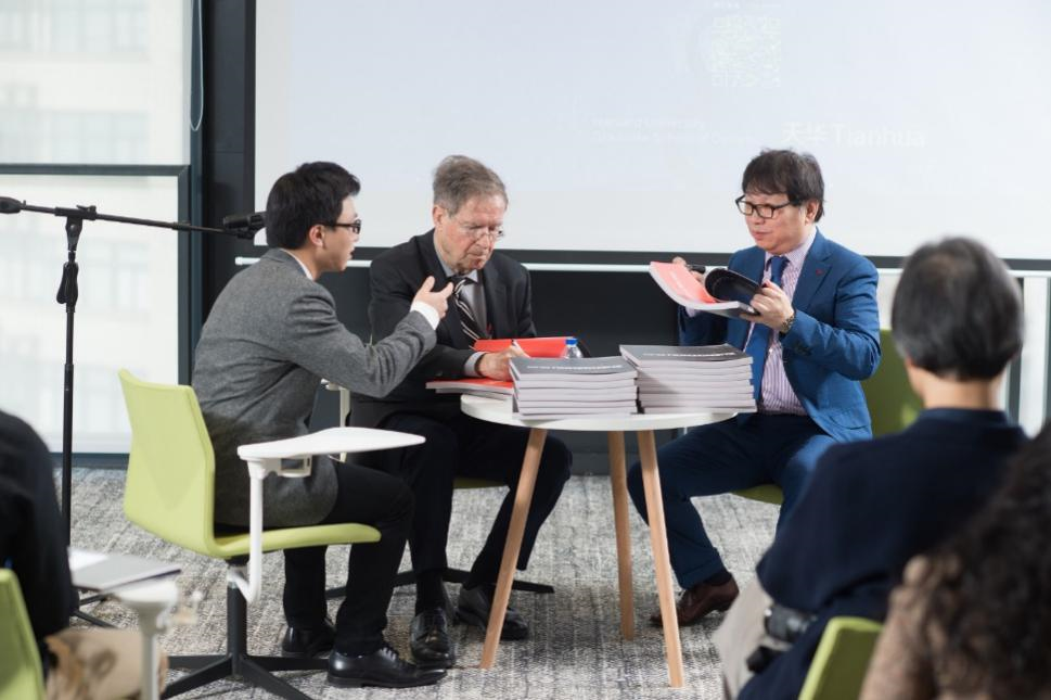 哈佛布斯克茨教授、杨丁亮教员与九洲国际官网集团总构筑师黄向明现场书籍签发